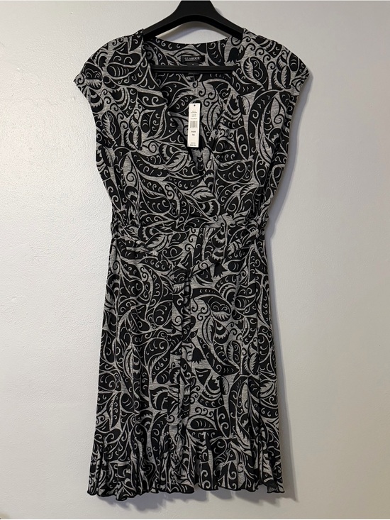 Glamour Dresses & Skirts - Glamour Black & Gray Paisley Cap Sleeve Wrap Dress
